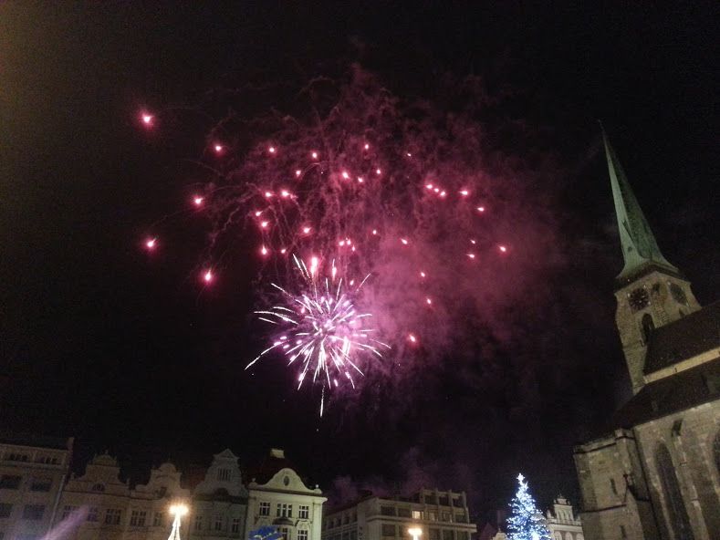 Novoroční ohňostroj ozářil v neděli náměstí Republiky. Fotogalerie 
