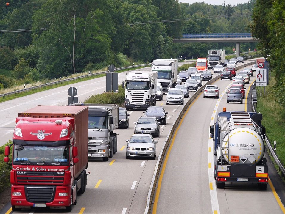 Obce kolem opravované dálnice D5 zahltila auta