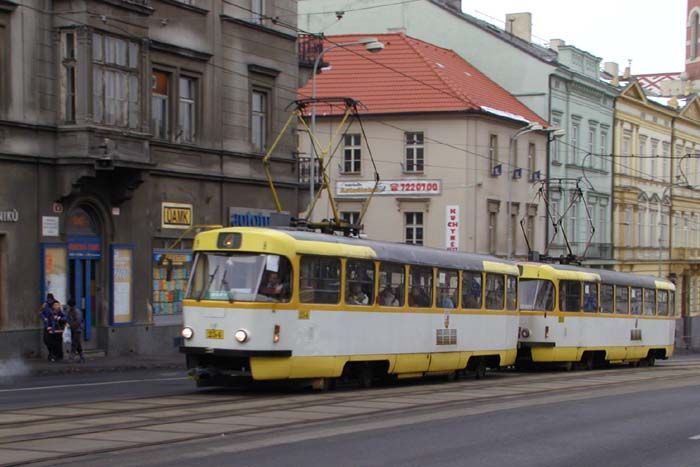 Opilá Slovenka si ustlala na tramvajových kolejích v Plzni