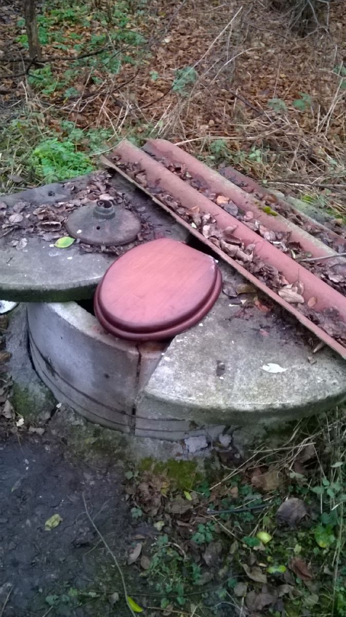 Pětice si na Slovanech udělala záchod ze studny