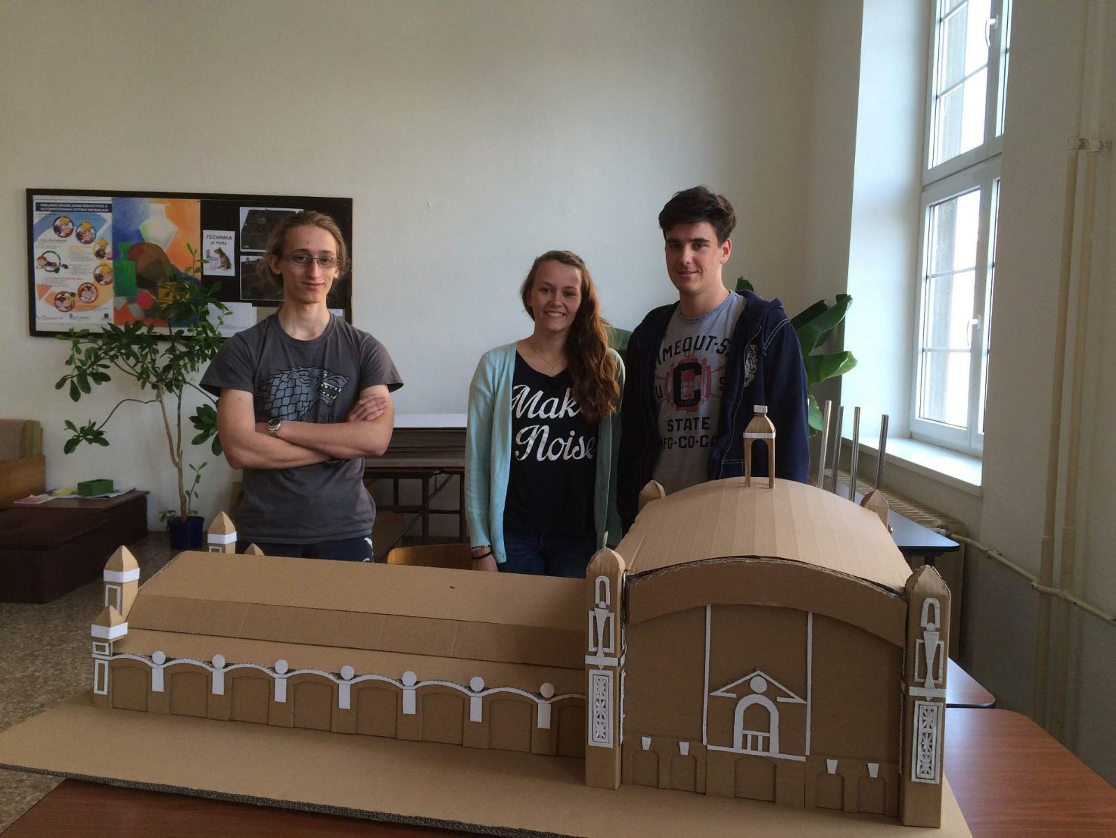 Plzenští studenti postavili holešovické výstaviště z vlnité lepenky 