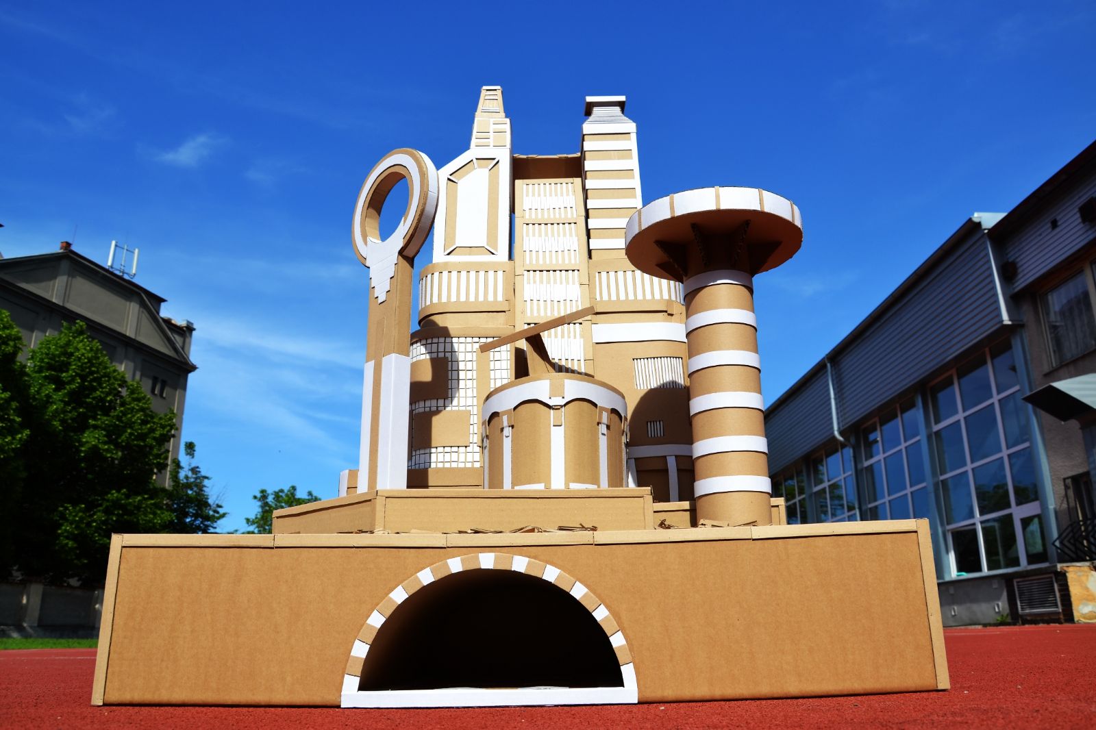 Plzeňští studenti staví hrad Švihov z vlnité lepenky