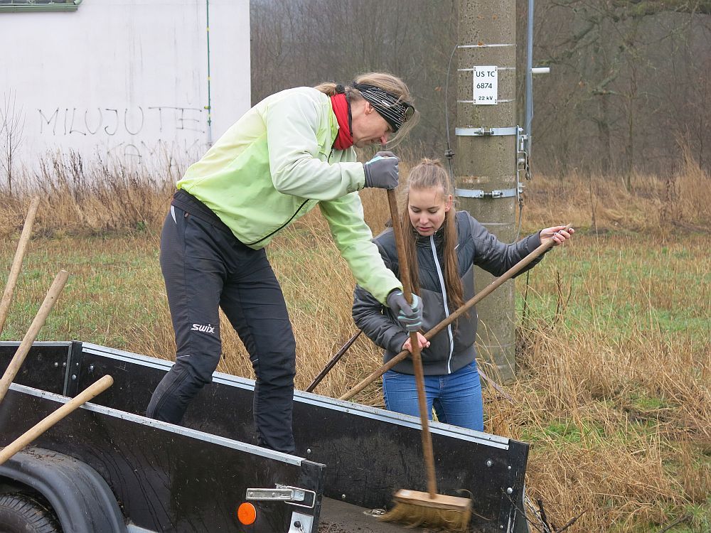 Plzeňští zvířecí záchranáři uklízeli střechy pod hnízdem čápů v Chodové Plané. Fotogalerie