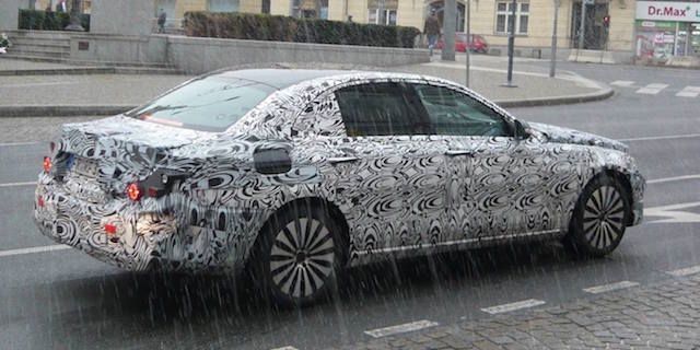 Plzní projíždí tajemné černobíle maskované mercedesy