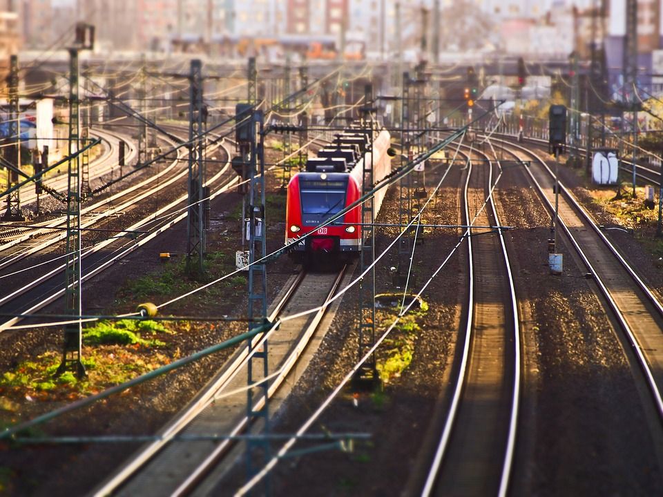 Podél železniční trati mezi Plzní a Prahou vyrůstají až tříapůlmetrové stěny