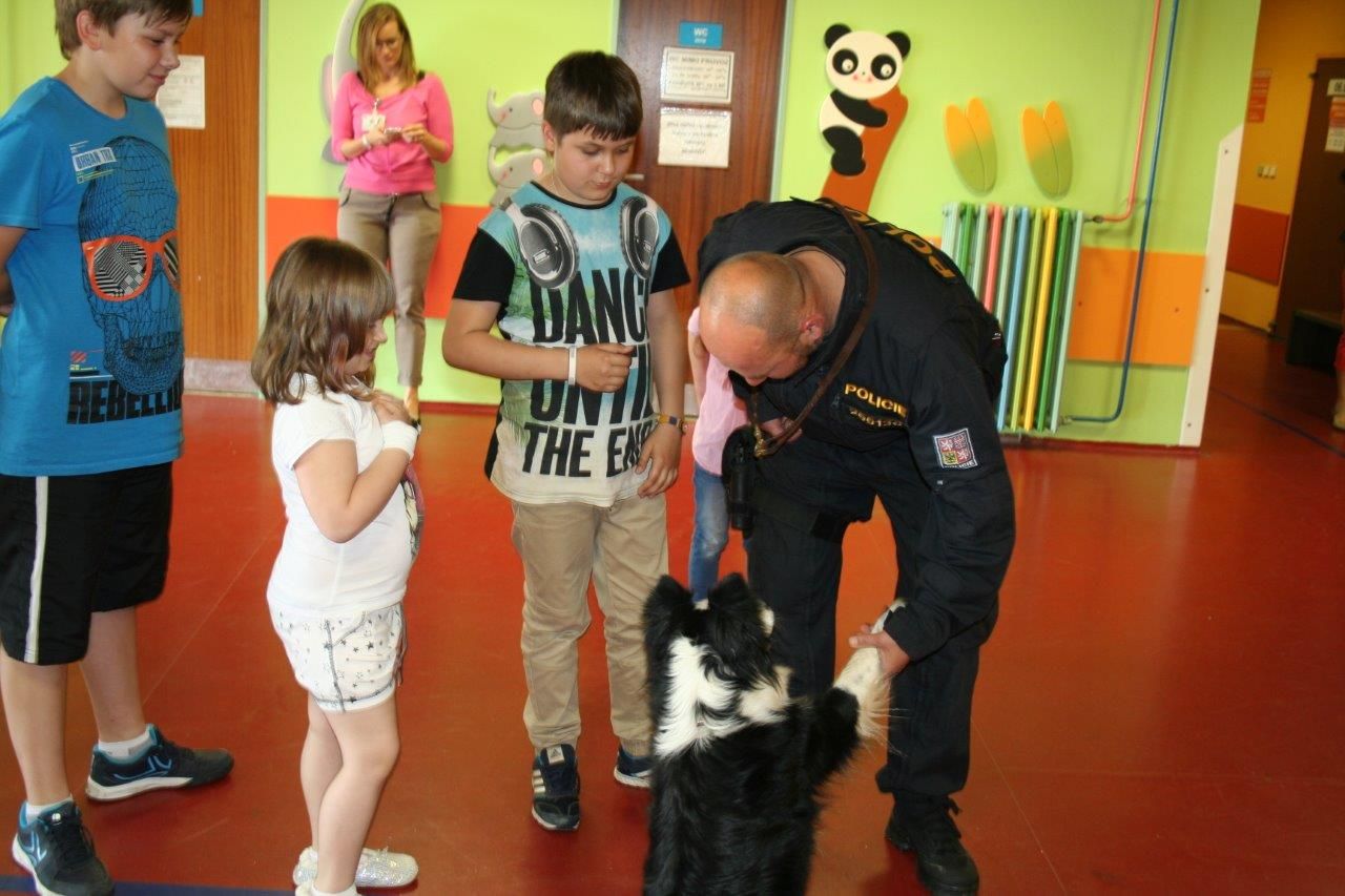obrázek: Policisté přišli potěšit nemocné děti 