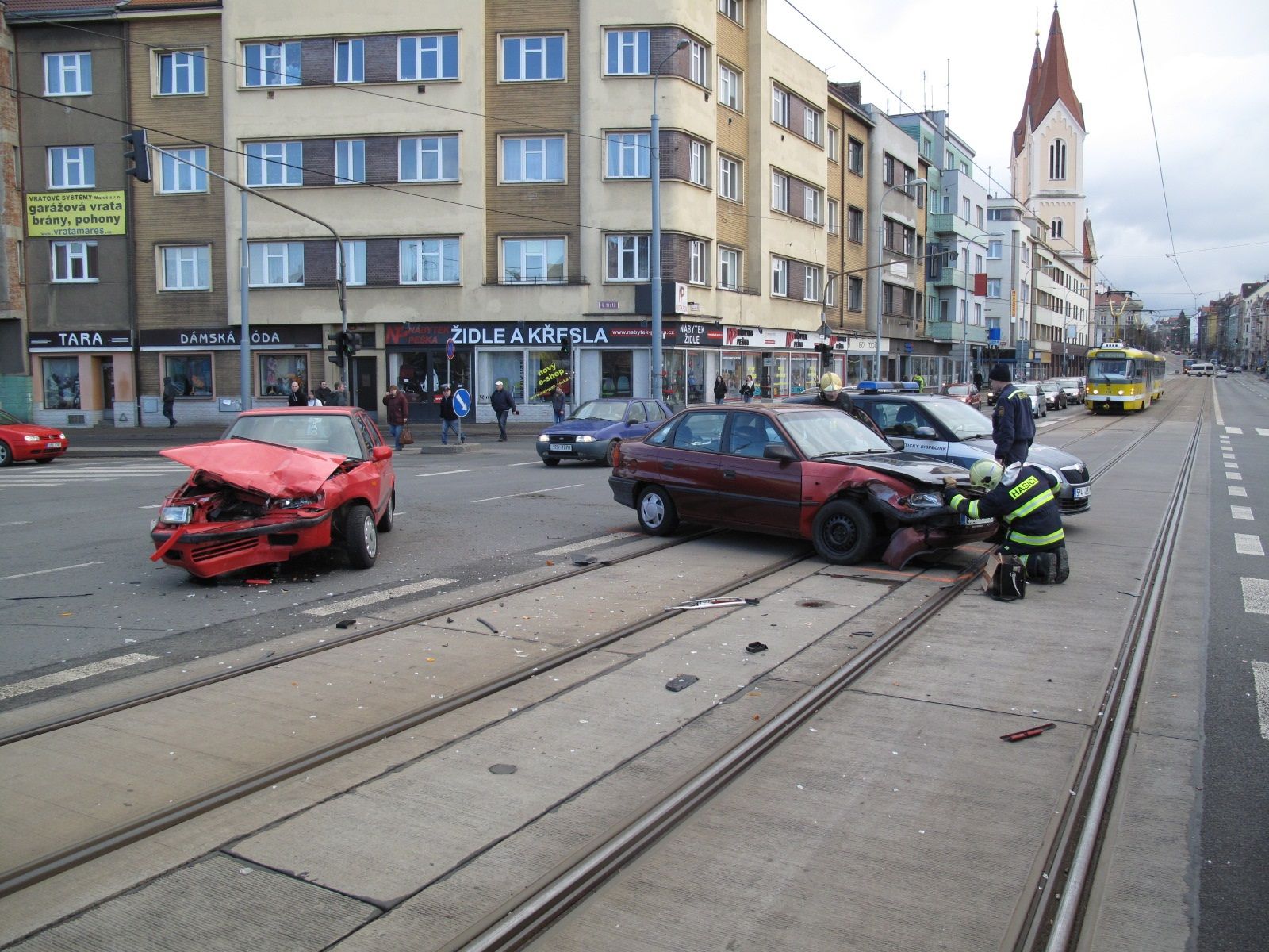 Pondělní nehoda v Plzni na Klatovské zastavila tramvaje