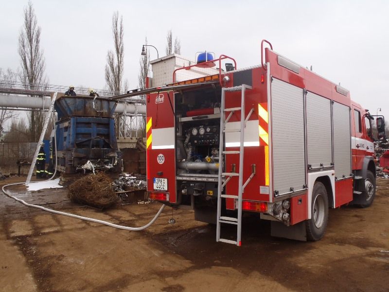 Požár v plzeňském kovošrotu způsobil milionovou škodu