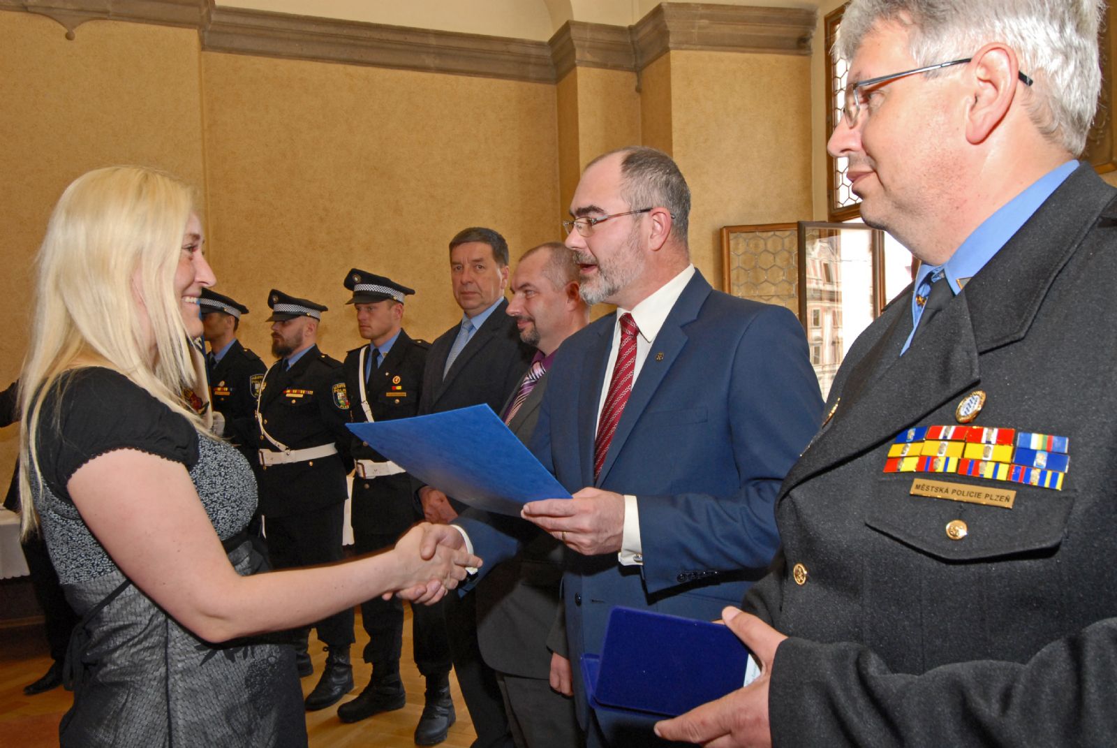 obrázek: Přes 70 městských strážníků získalo ocenění, primátor Plzně předal i Medaili cti 
