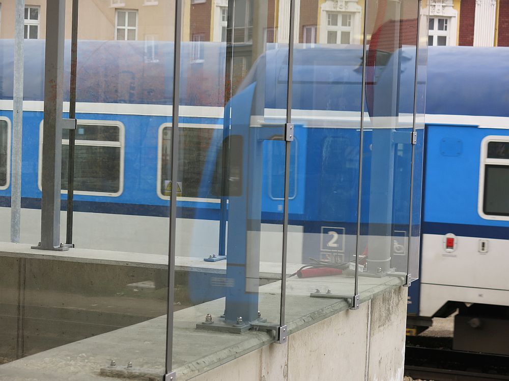 Rekonstrukce vlakové trati na Prahu je pohřebištěm stovek ptáků