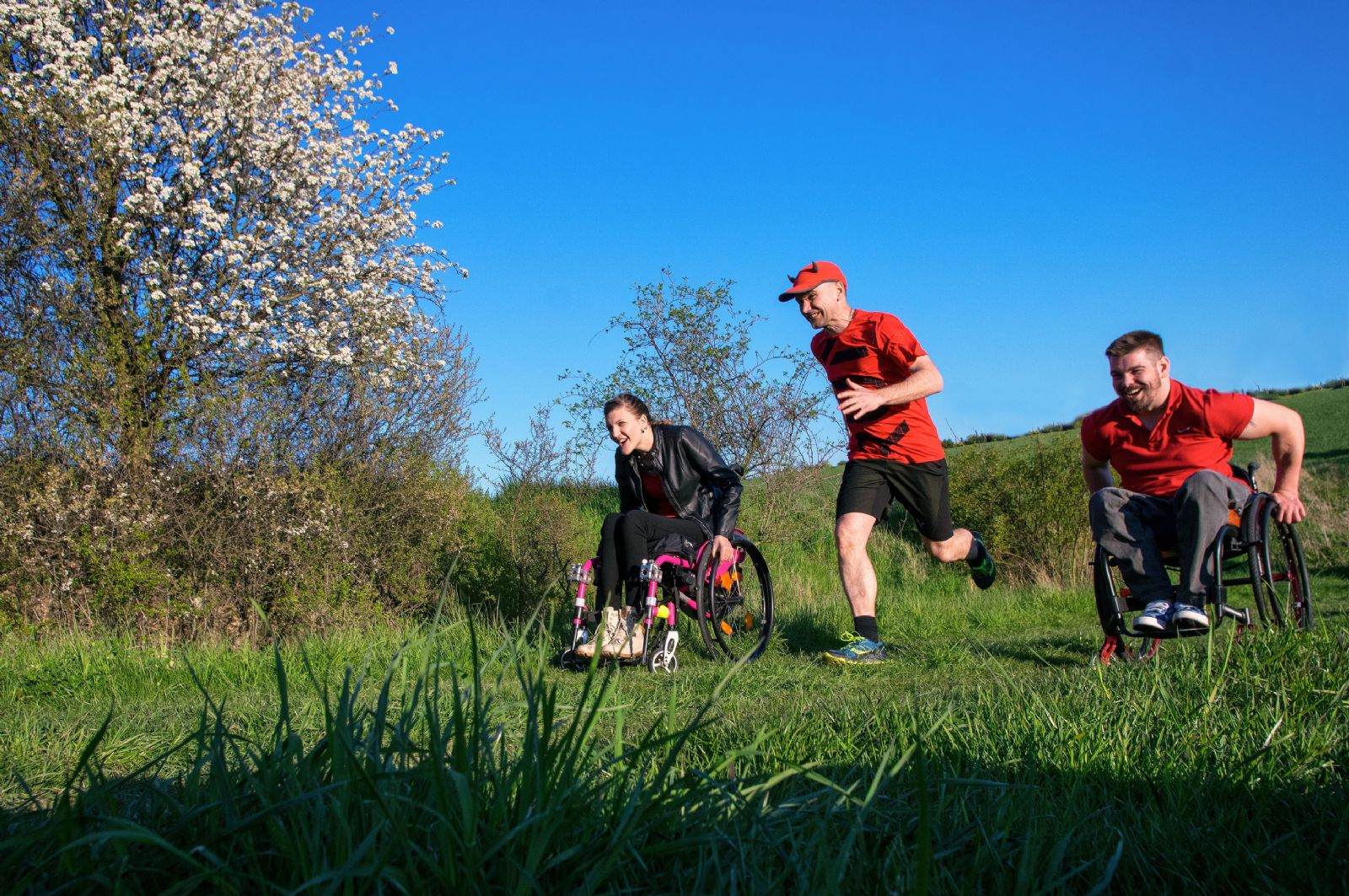 René Kujan prošlapává pro vozíčkáře Cesty na vrchol. V neděli startuje z šumavské hory Plechý 