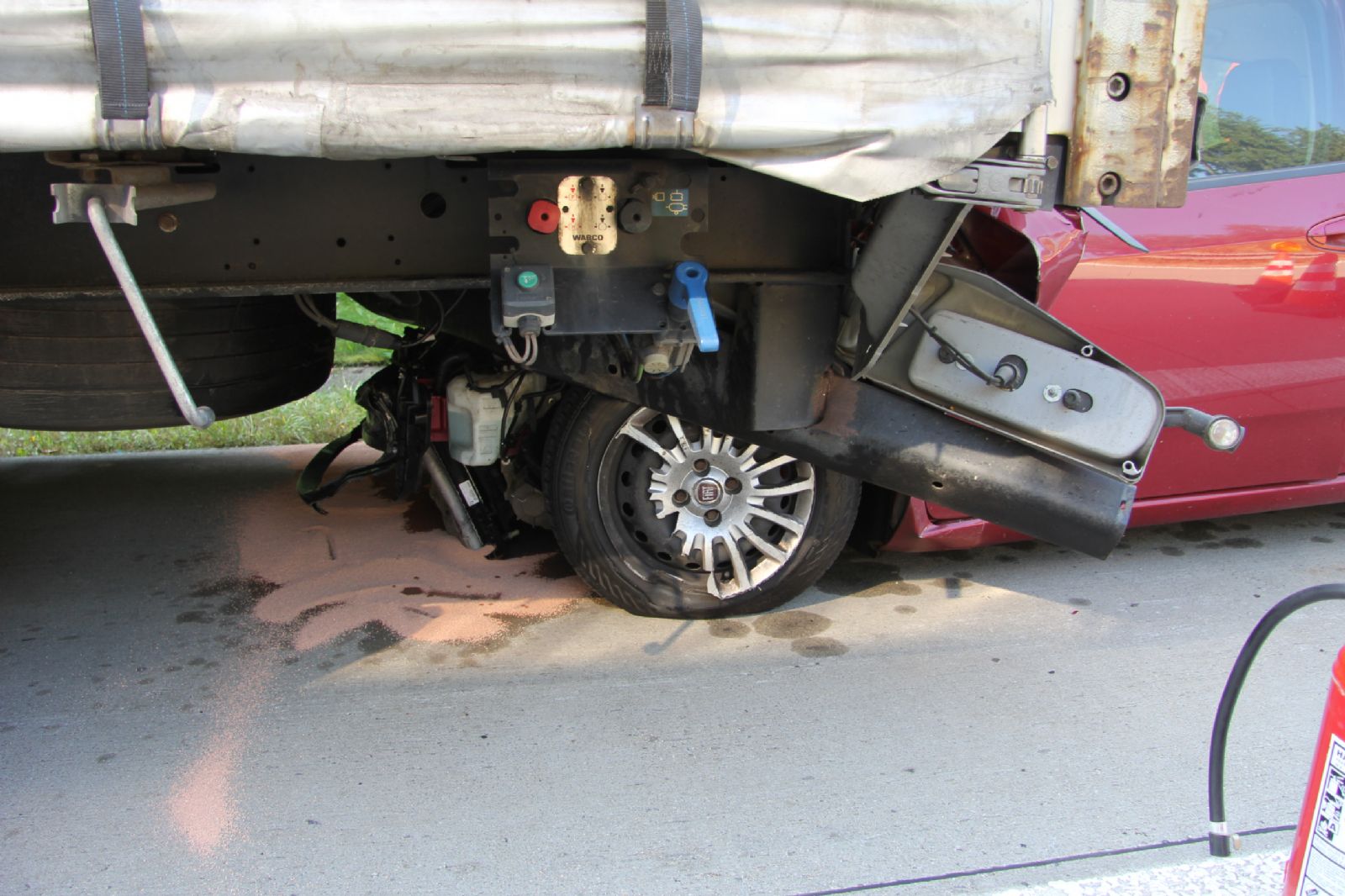 obrázek: Řidič auta po střetu s kamionem vstoupil na D5 pod autobus. Nehodu nepřežil 
