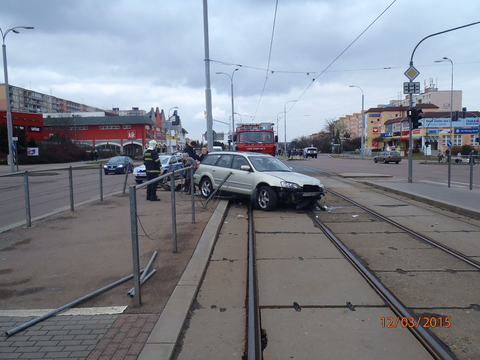 Řidič vjel v Plzni na tramvajový ostrůvek