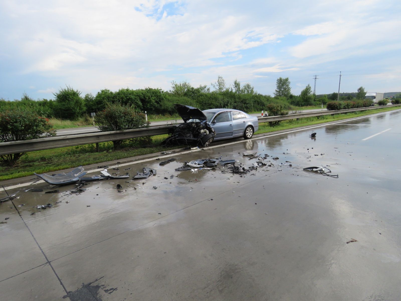 obrázek: Řidiči v kraji bourají na mokrých silnicích. Policisté varují před aquaplaningem  