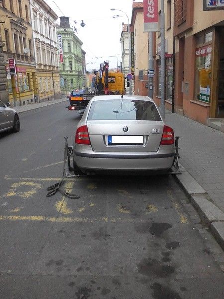 obrázek: Řidiči v Plzni parkují v zálivech zastávek, strážníci je pokutují