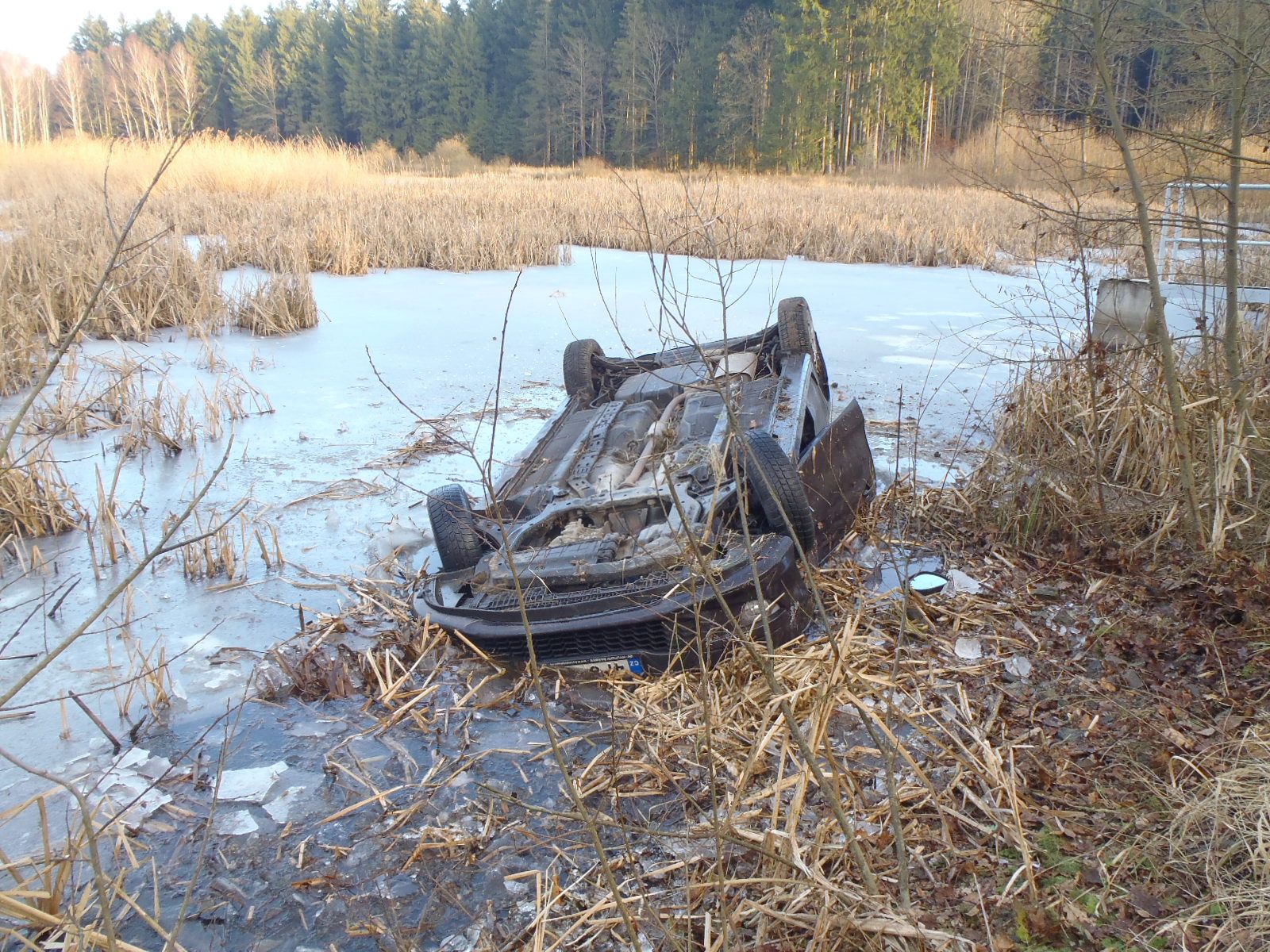 Řidička vjela do Kokotského rybníka, auto otočila na střechu