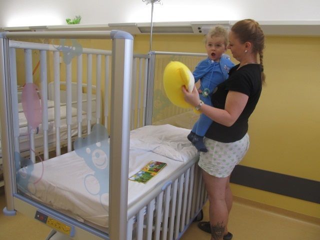 Rokycanská nemocnice ruší zákaz návštěv pacientů, ve Svaté Anně pokračuje 