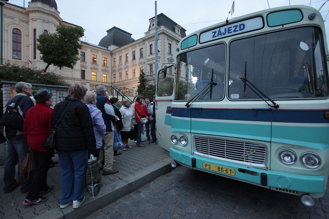 Senioři z „Trojky“ navštívili Chodsko historickým autobusem 