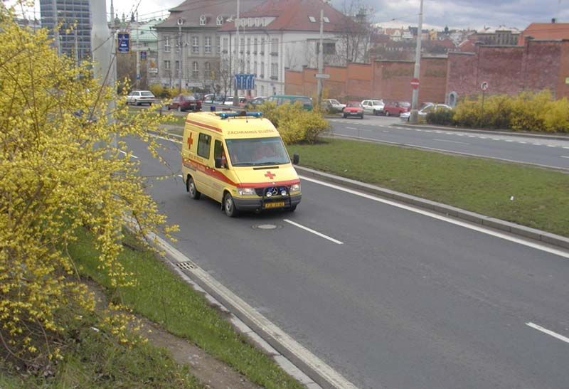 V klatovském baru napadl soka, ten skončil v nemocnici