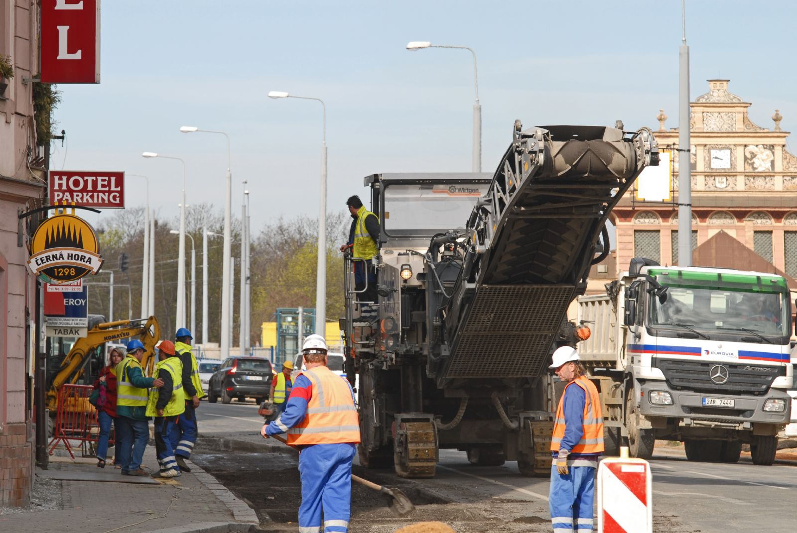 obrázek: Stavební stroje začaly s rekonstrukcí Borské ulice v Plzni, doprava v místě je omezena 