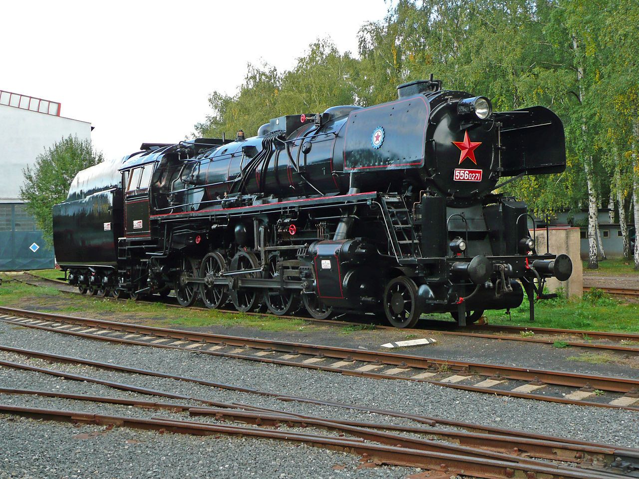 obrázek: Stotunová lokomotiva testuje ve středu nové mosty v Plzni na pražské trati