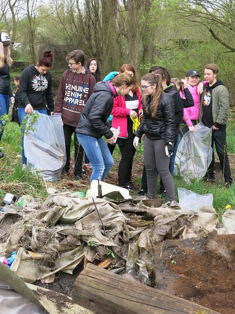 Středoškoláci uklízeli u doubraveckého kostela sv. Jiří 