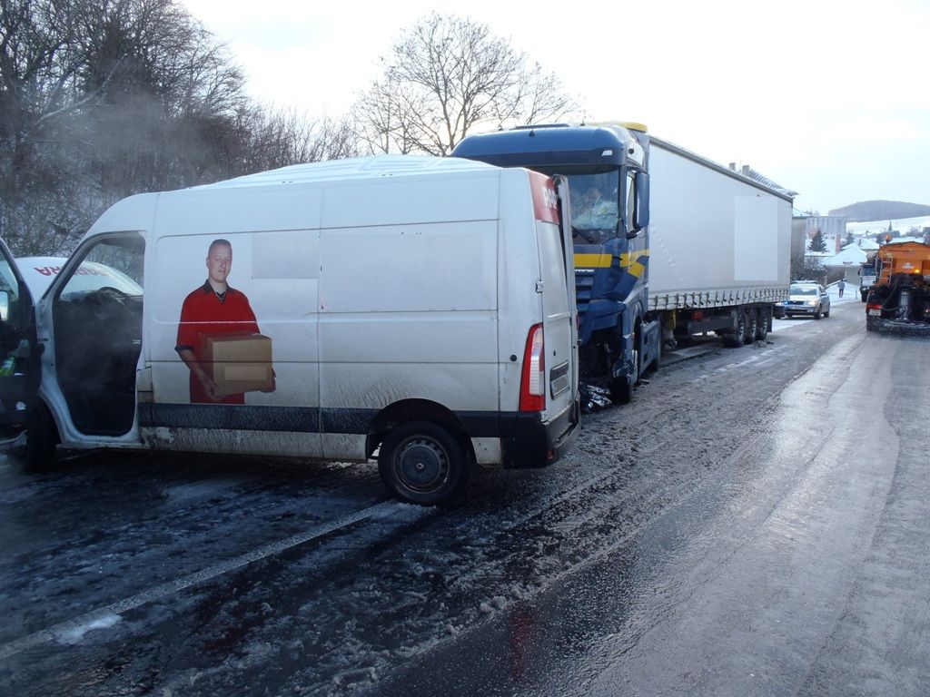 obrázek: Střet dodávky s kamionem u Horažďovic má na svědomí ledovka 