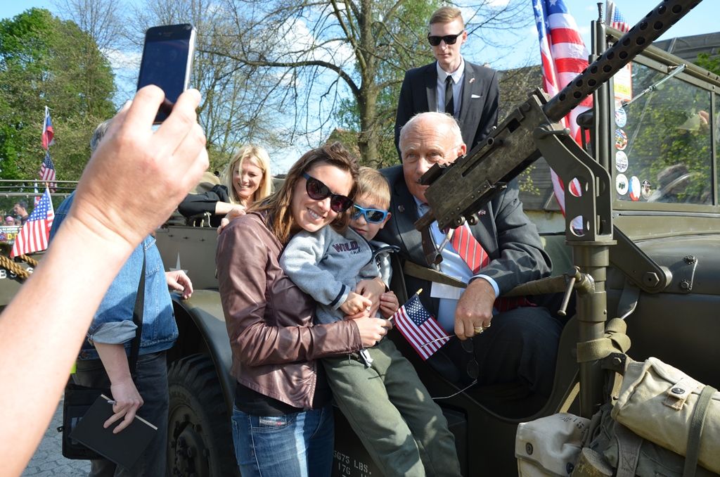 obrázek: Tisíce lidí v sobotu v Plzni sledovaly Ride of Freedom, jízdu vozidel s veterány 