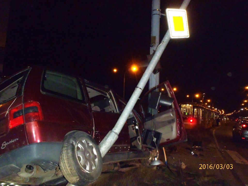 Tramvaj natlačila v Plzni ženu v autě na sloup