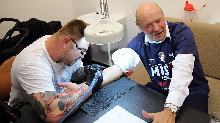 Trenér Koubek si užil mistrovský večer s čerstvým tetováním 