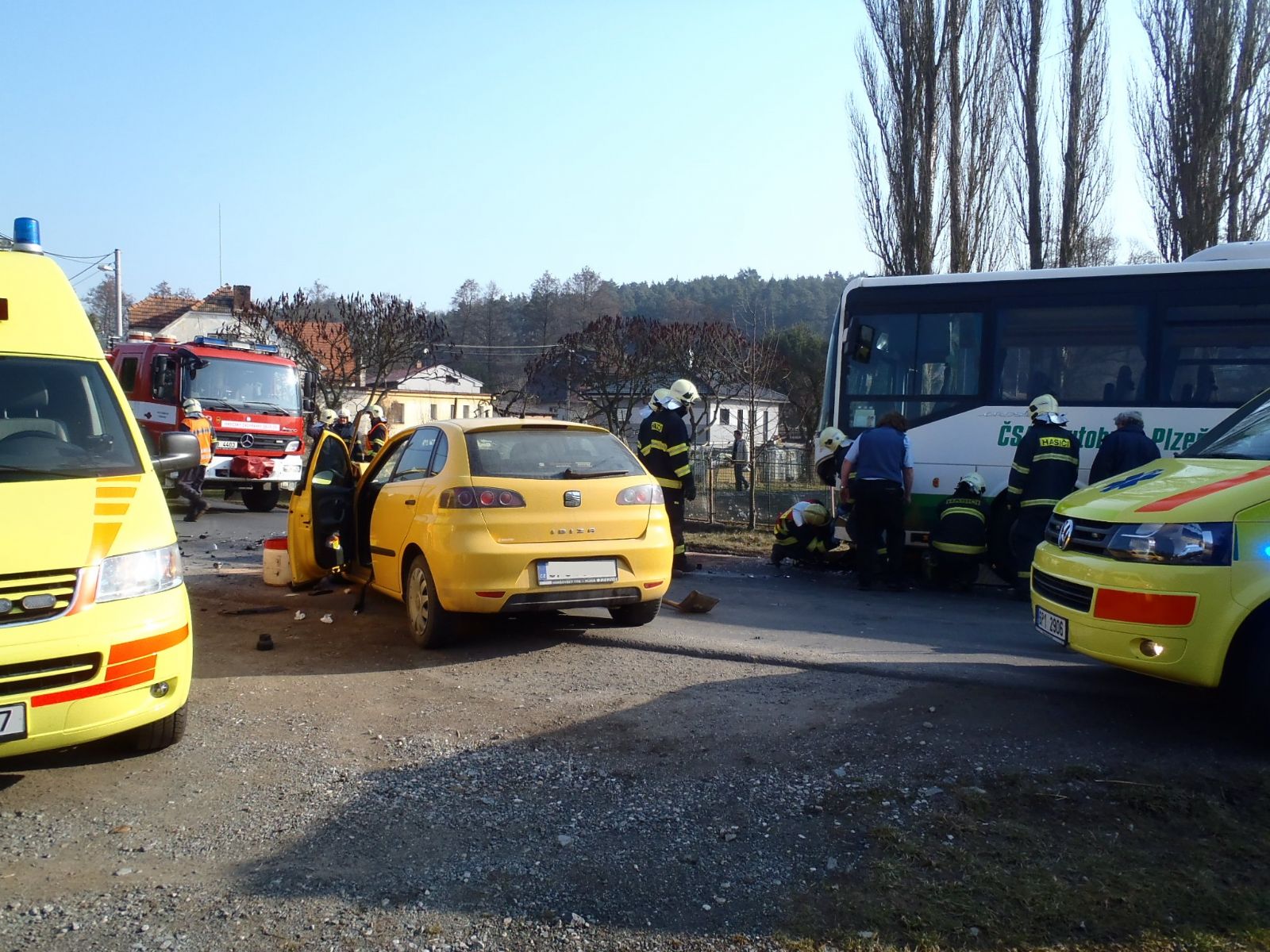 obrázek: U Bučí boural autobus s autem, čtyři zranění
