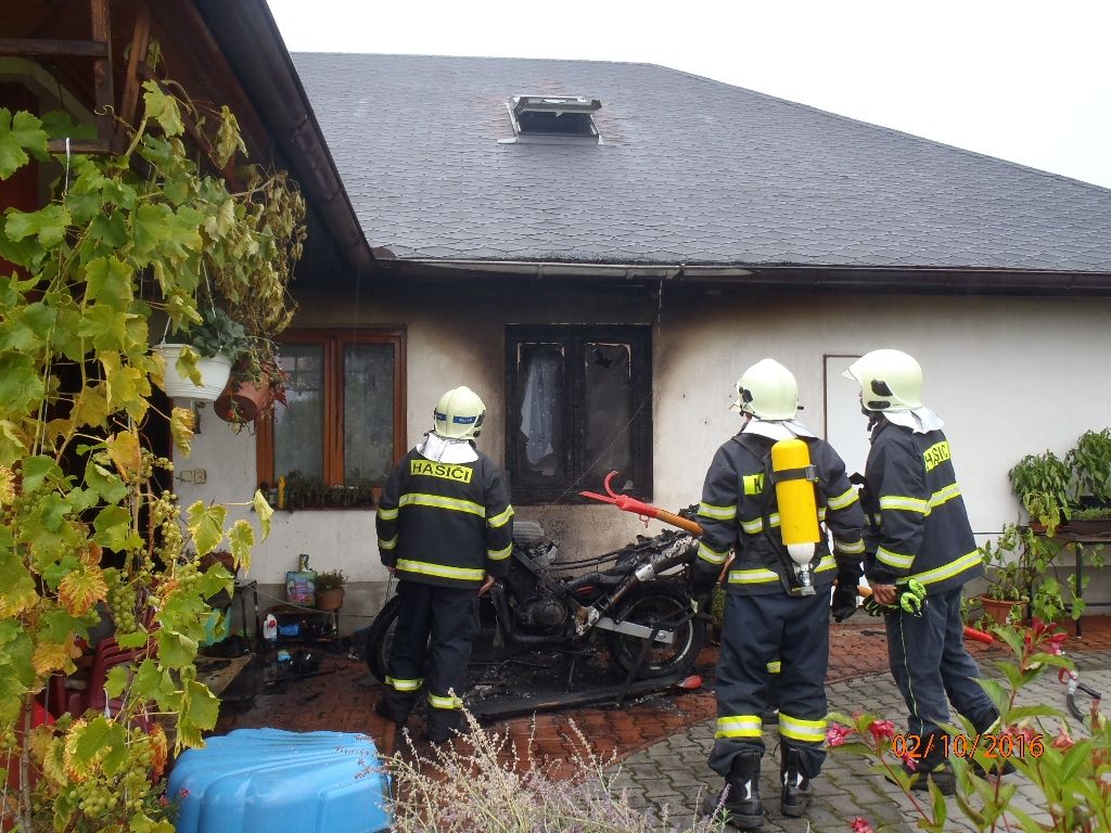 obrázek: U Kašperek hořela motorka, od ní chytil dům 