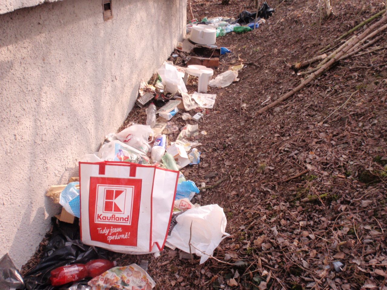 obrázek: U Litické přehrady bydlí dva muži v hromadě odpadků