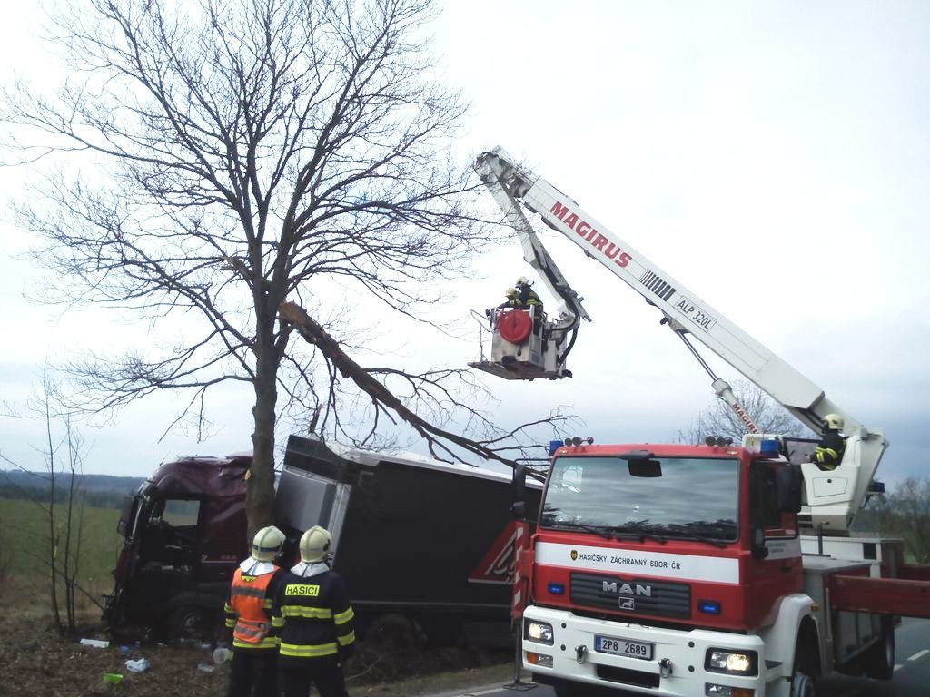 obrázek: U Milíkova skončil kamion s papírovými kartony ve stromě