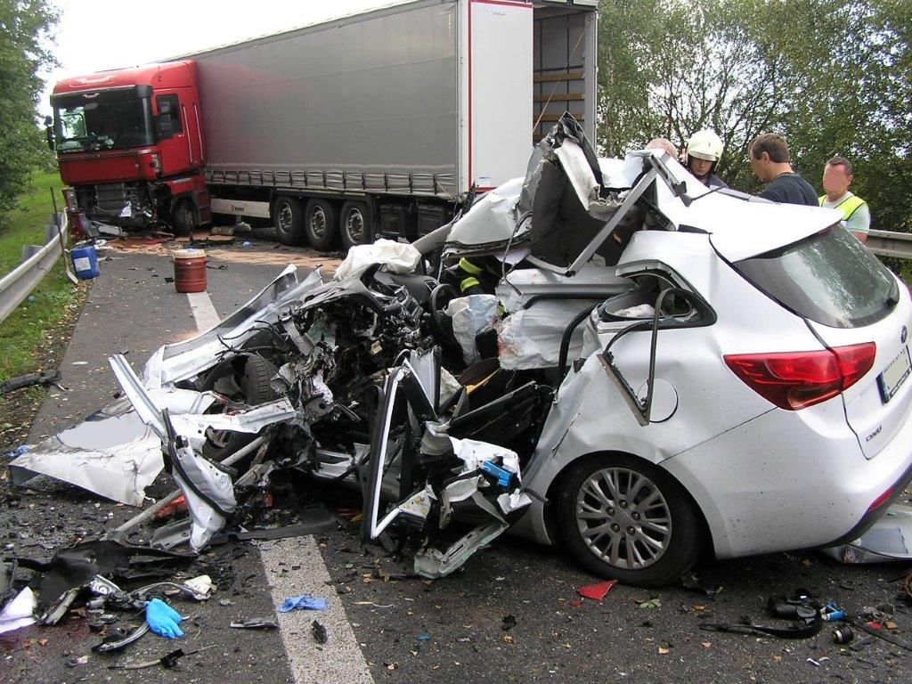 obrázek: U Nepomuku bouralo auto s kamionem, řidič zemřel