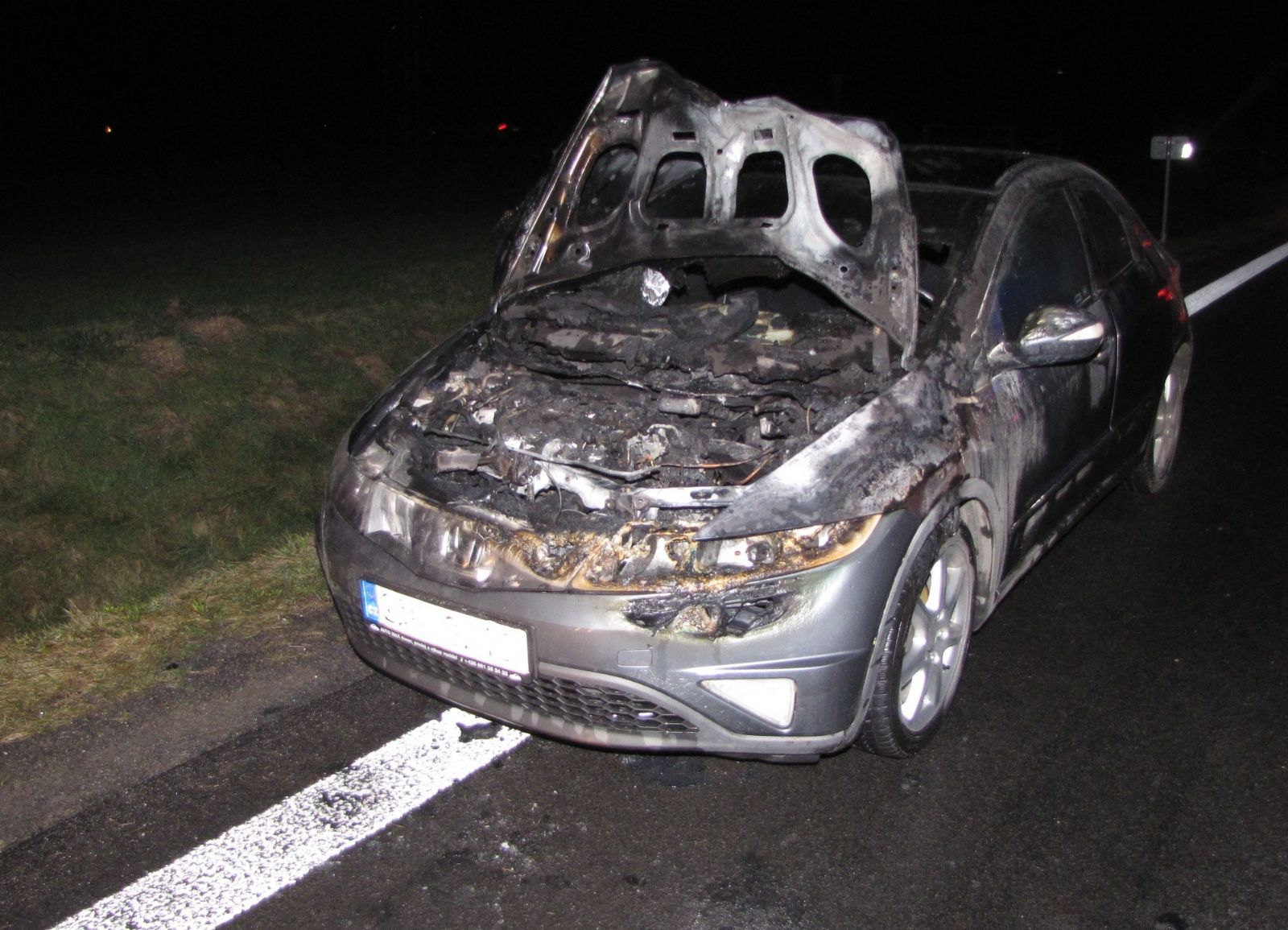 U Štěpánovic shořelo auto, posádka stihla vystoupit
