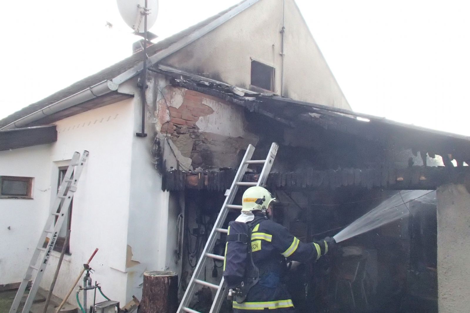 V Čemínech hořel zděný přístřešek, oheň se na barák nerozšířil