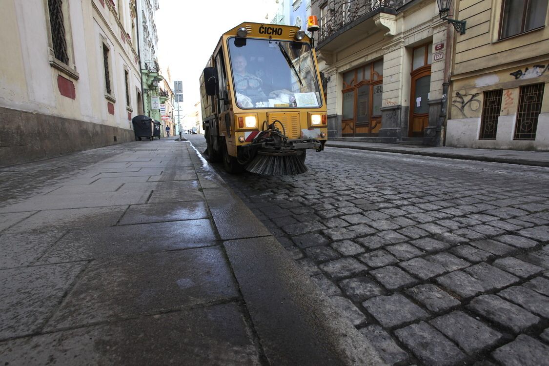 obrázek: V centru Plzně probíhá už druhé strojní metení komunikací 