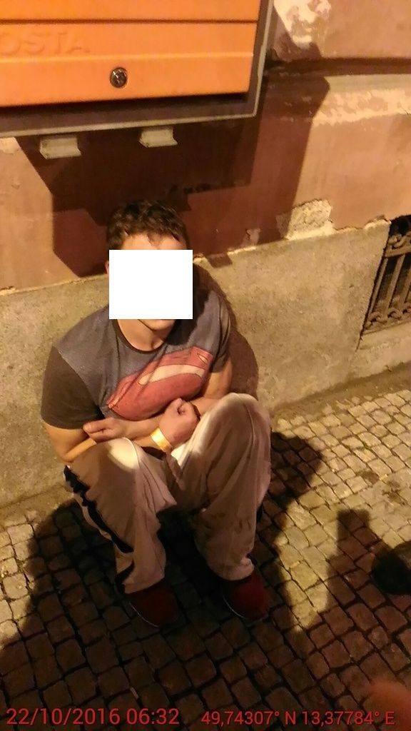 obrázek: V centru Plzně skákal pod auta, byl zřejmě zfetovaný