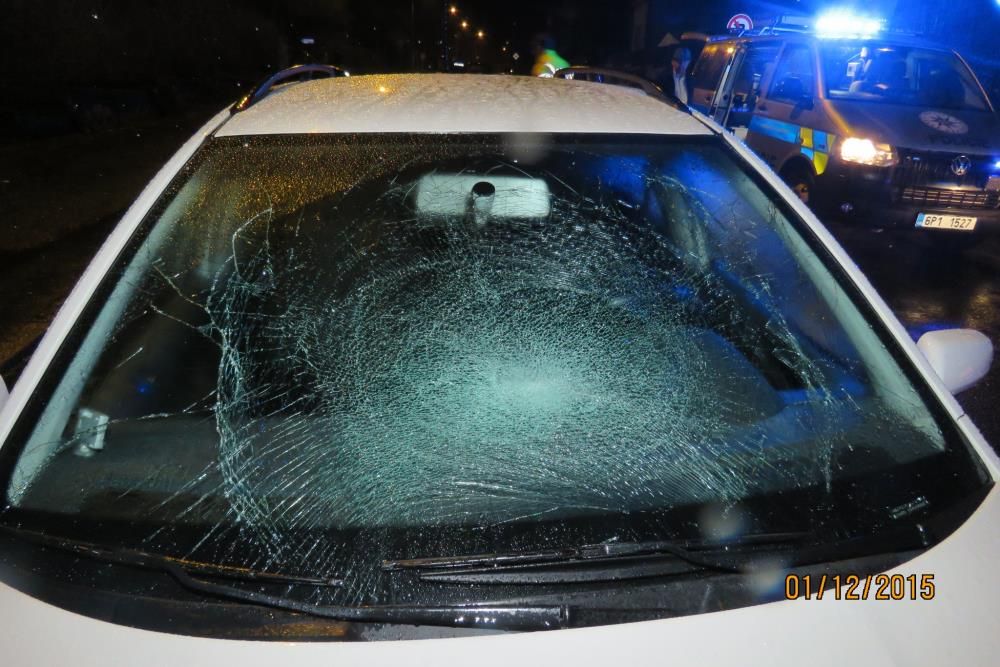 V Domažlicích srazil řidič seniorku, vezl ji vrtulník