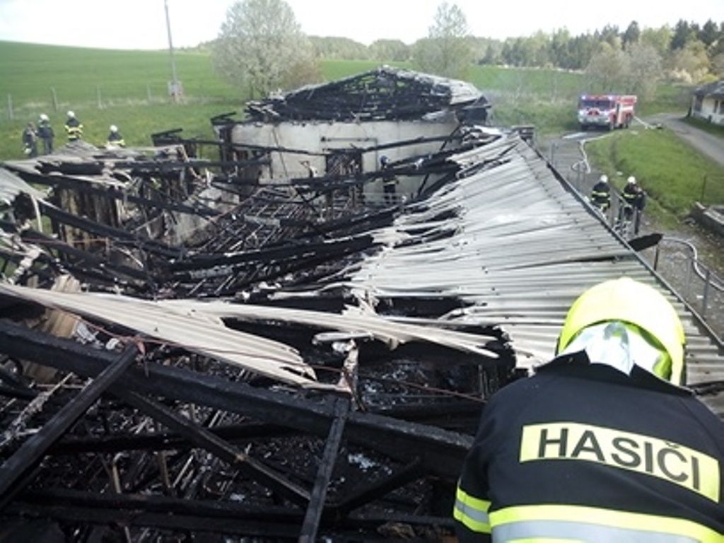 obrázek: V Hodovízi hořel vepřín, dvanáct prasat uhynulo, škoda milion
