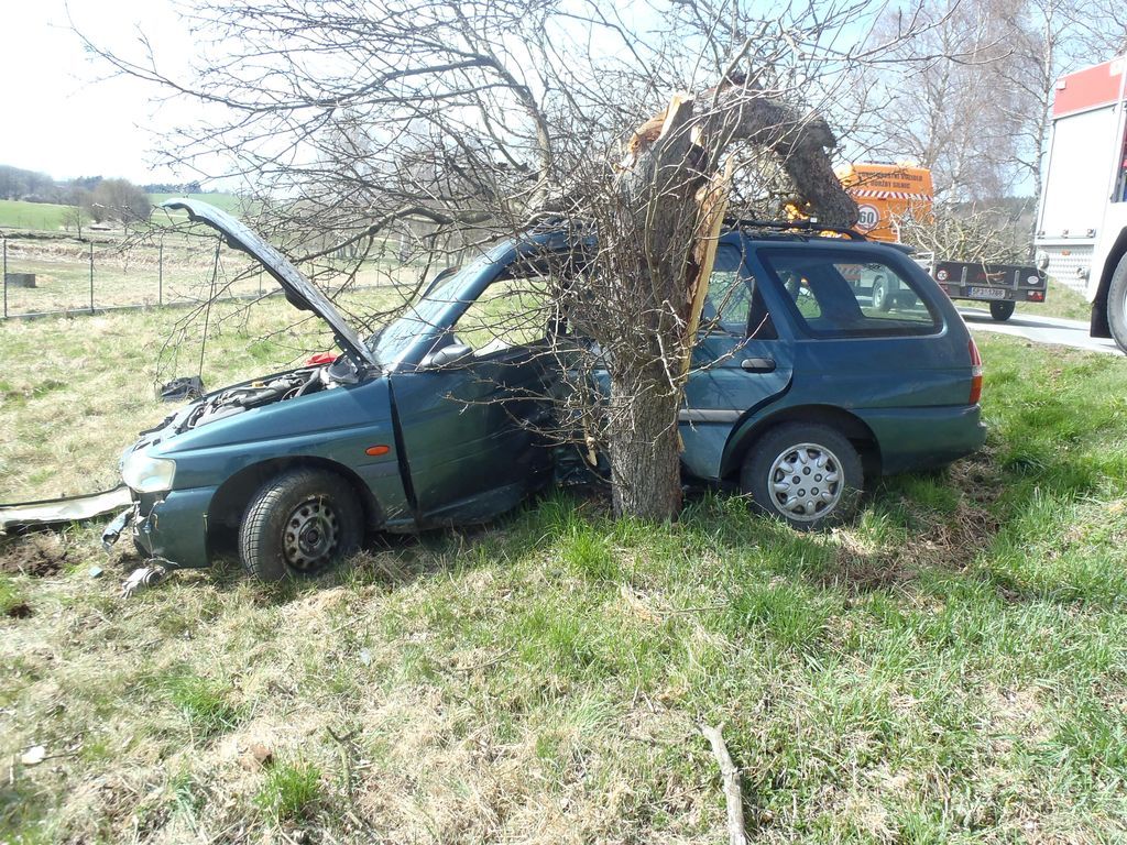 obrázek: V Horažďovicích narazil řidič do stromu, ten pak hasiči rozřezali