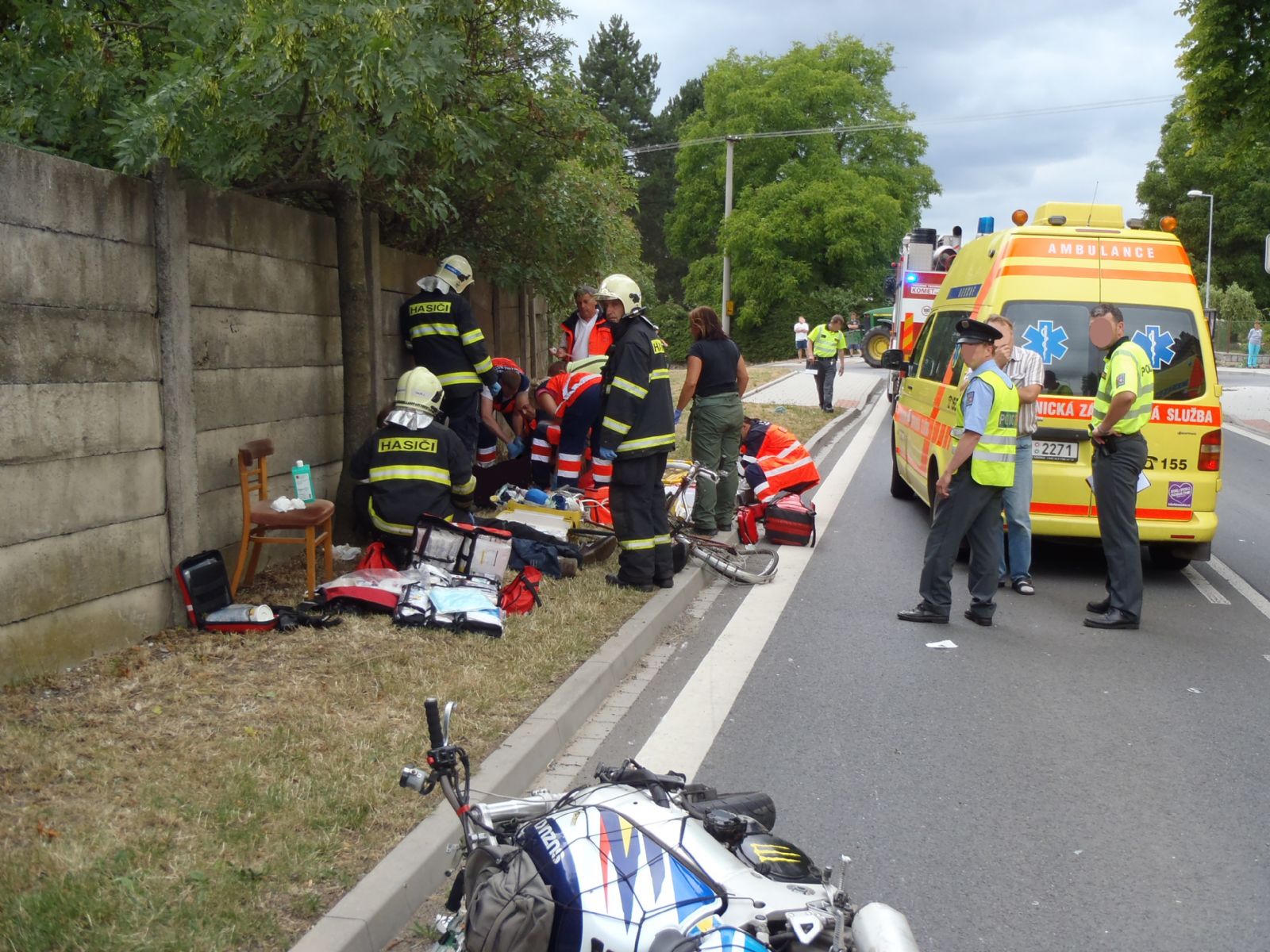 V Hradešicích se při střetu s motorkou vážně zranil cyklista