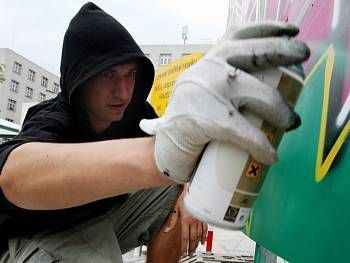V Klatovech řádil sprejer. Neviděli jste ho?