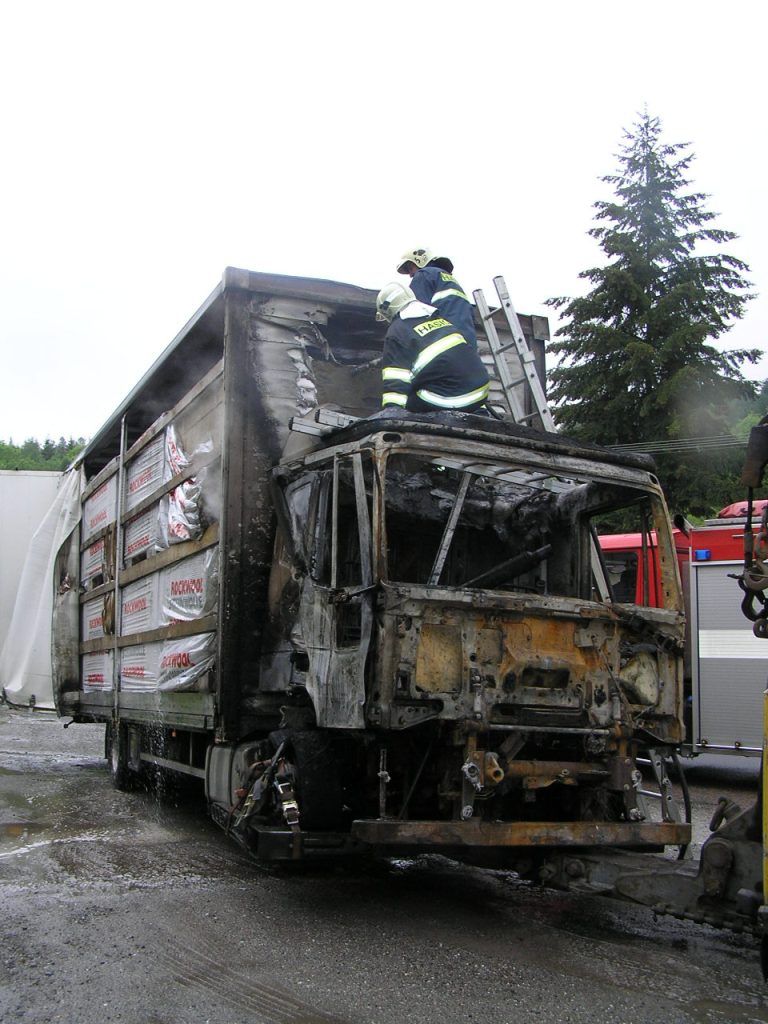 obrázek: V Kotouni doutnal kamion s fasádní vatou, hašení v Německu nestačilo