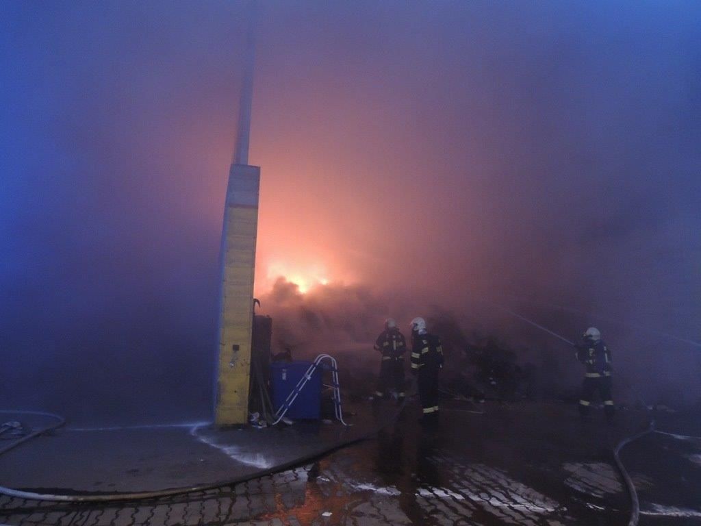 obrázek: V Kralovicích hořela hala s odpadem, škoda půl milionu 