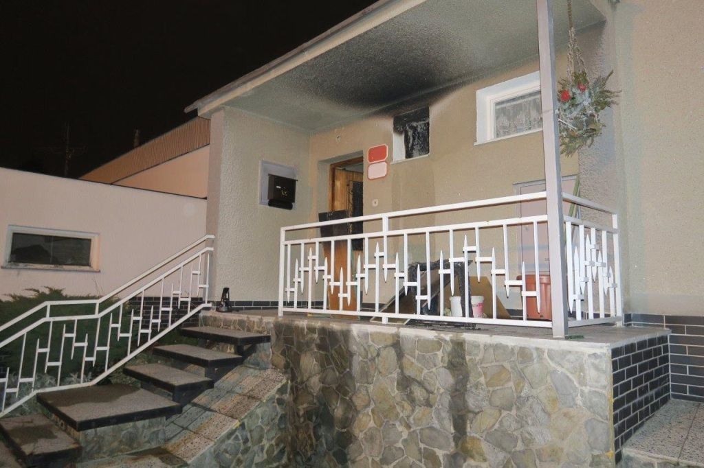 obrázek: V Lobzích hořel atriový dům, tři lidi odvezla záchranka