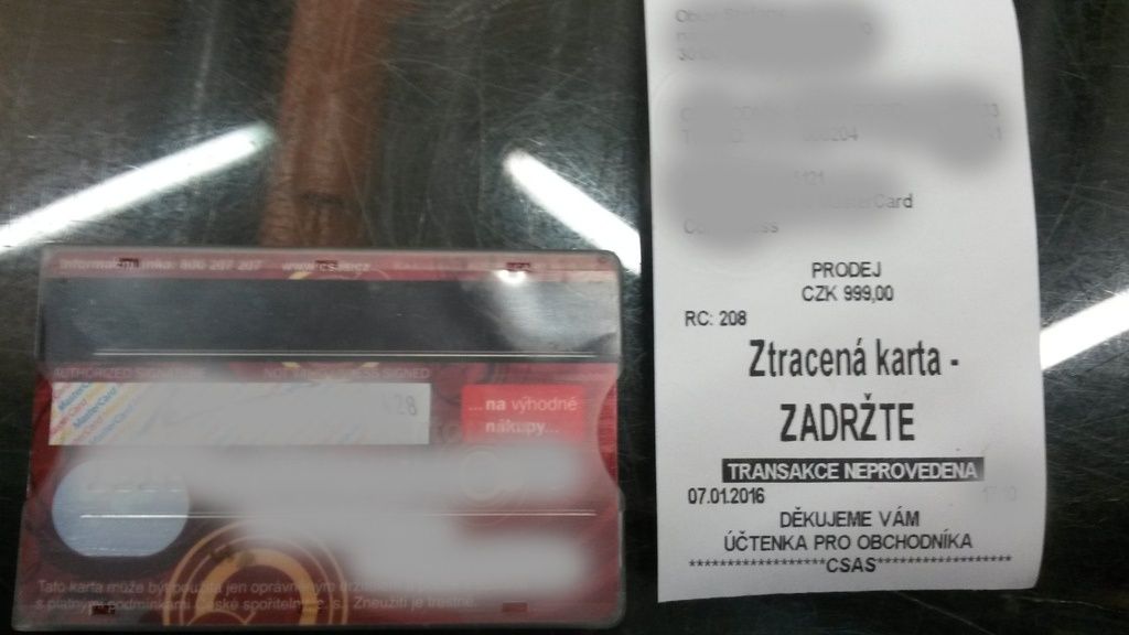 V plzeňském obchodě platil ukradenou kartou, strážníci si pro něj došli