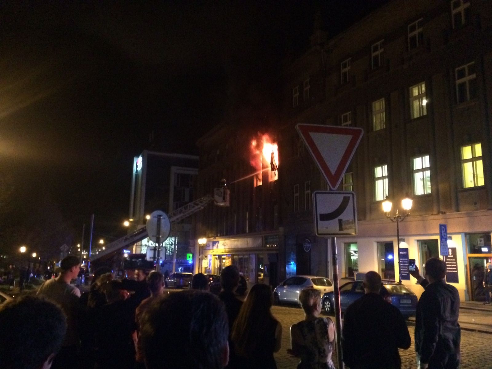 V pondělí večer v Plzni hořel byt, v noci na úterý ubytovna