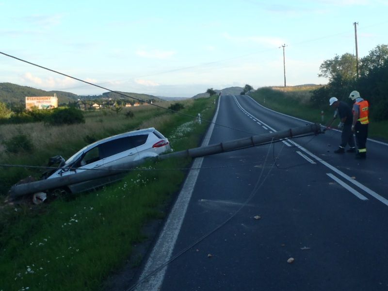 obrázek: V Přešticích řidič přerazil autem sloup elektrického vedení 